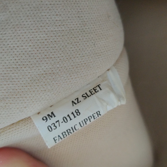 Adorable gold sequin knit boots - Picture 8 of 8